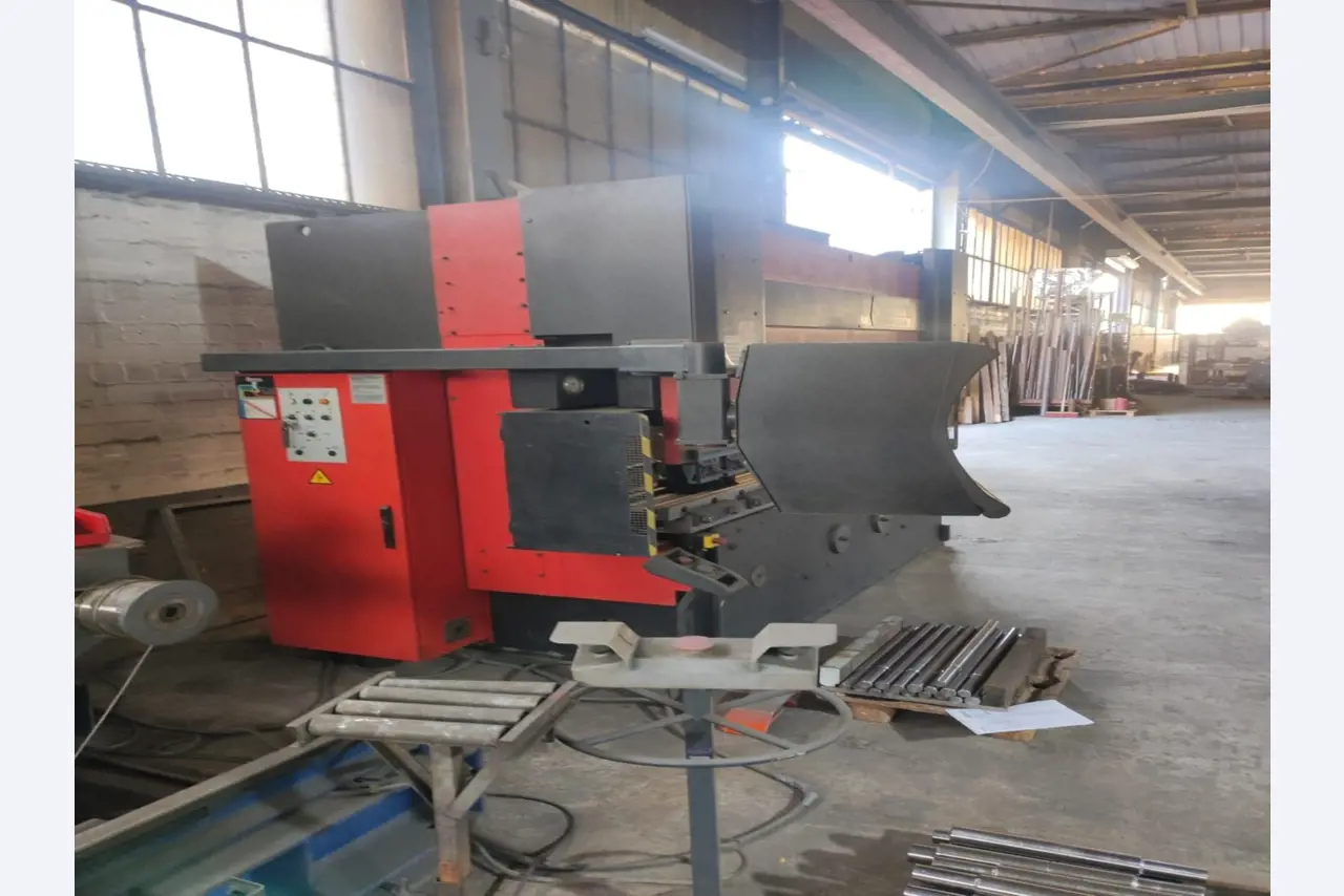 Stroji ter delavniška in pisarniška oprema, ki so na voljo.-12