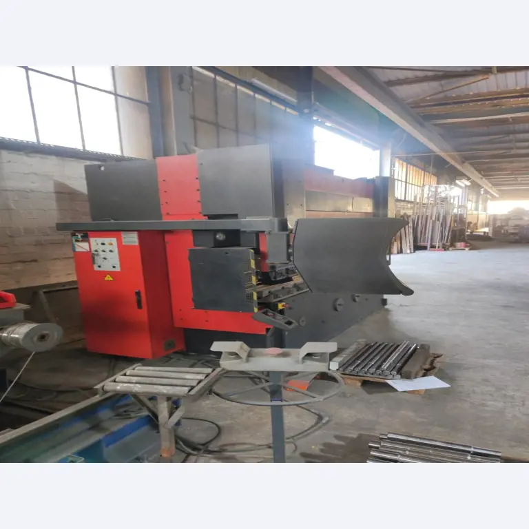 Stroji ter delavniška in pisarniška oprema, ki so na voljo.-12