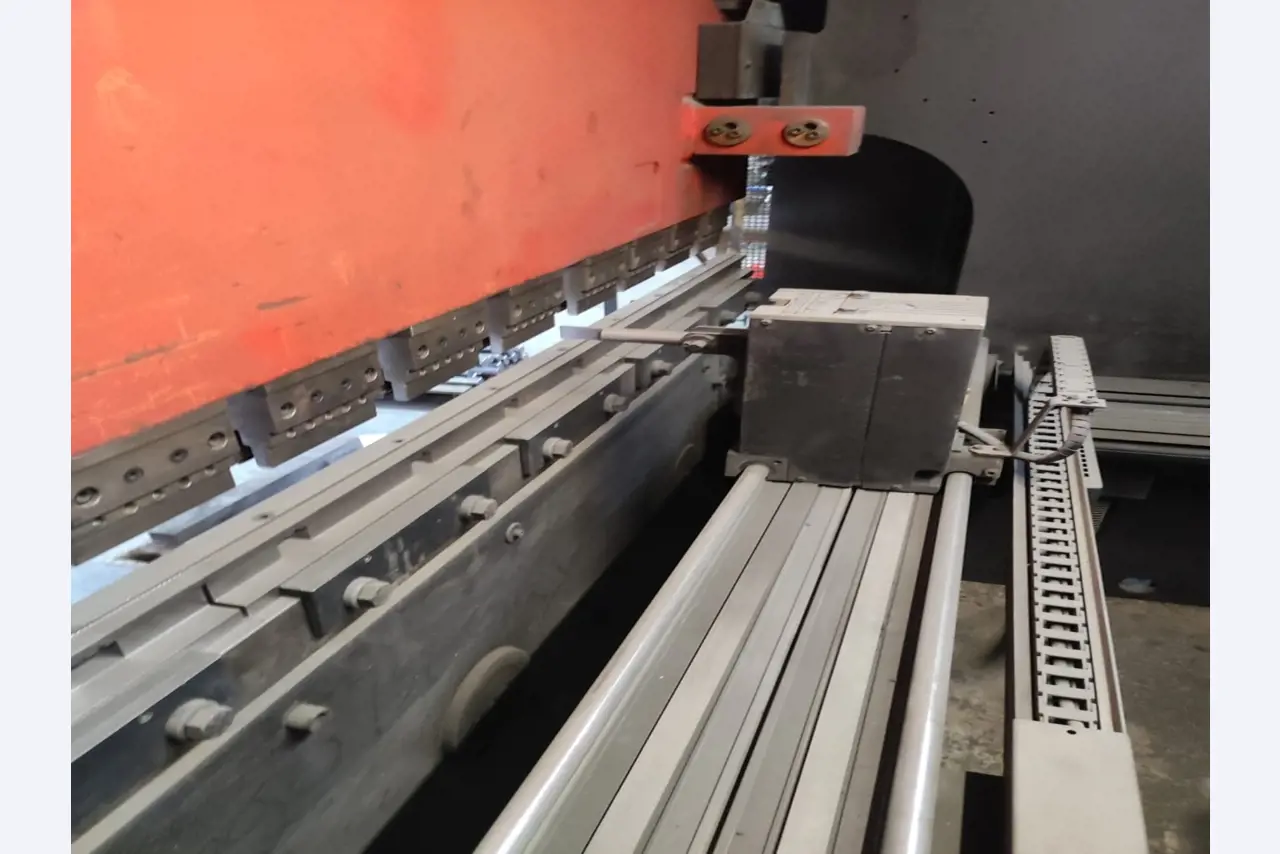 Stroji ter delavniška in pisarniška oprema, ki so na voljo.-2