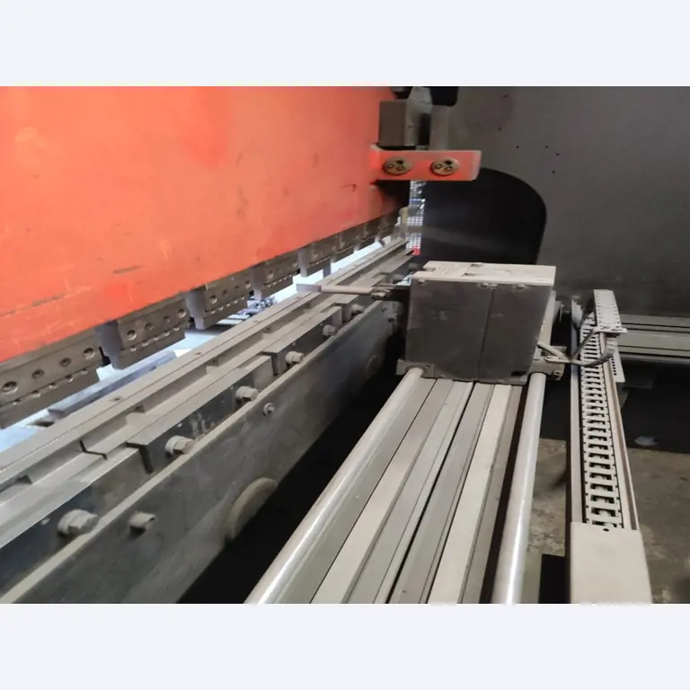 Stroji ter delavniška in pisarniška oprema, ki so na voljo.-2