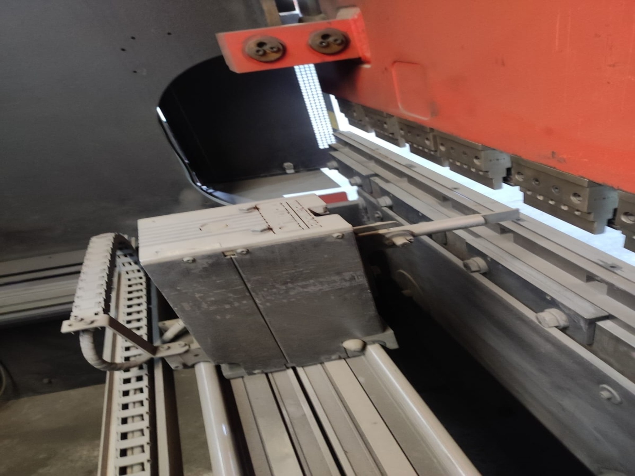 machines et équipements d'atelier et de bureau libérés-4