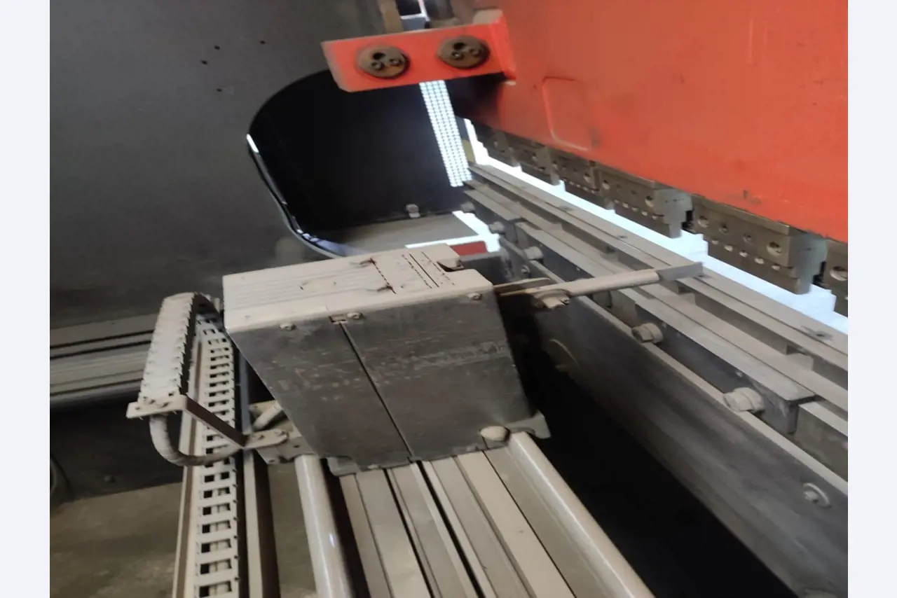 Stroji ter delavniška in pisarniška oprema, ki so na voljo.-4