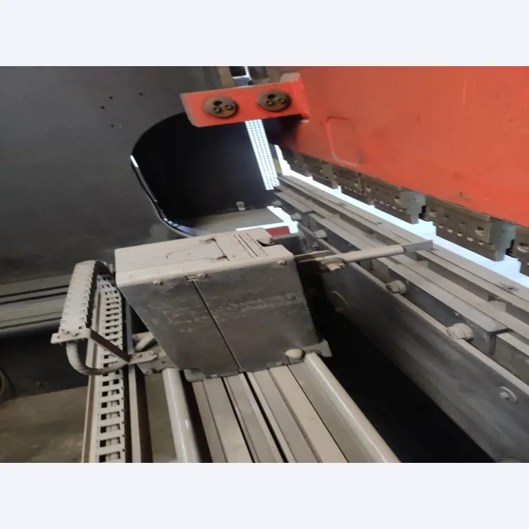 Stroji ter delavniška in pisarniška oprema, ki so na voljo.-4