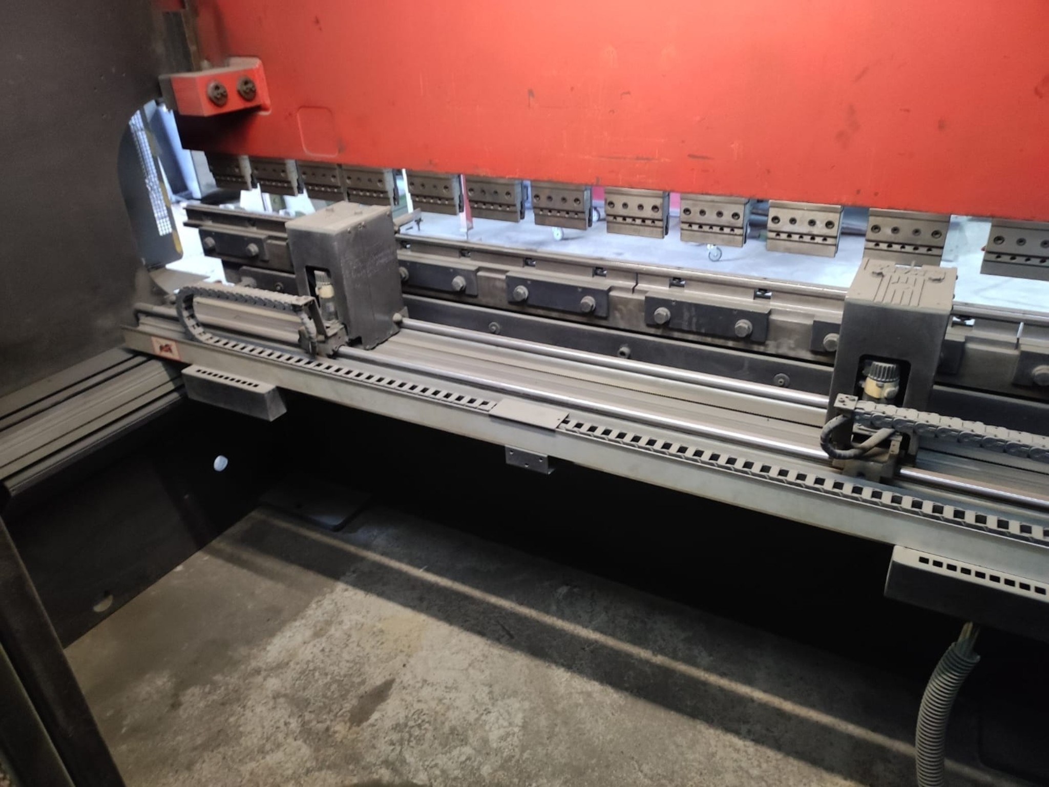 machines et équipements d'atelier et de bureau libérés-5