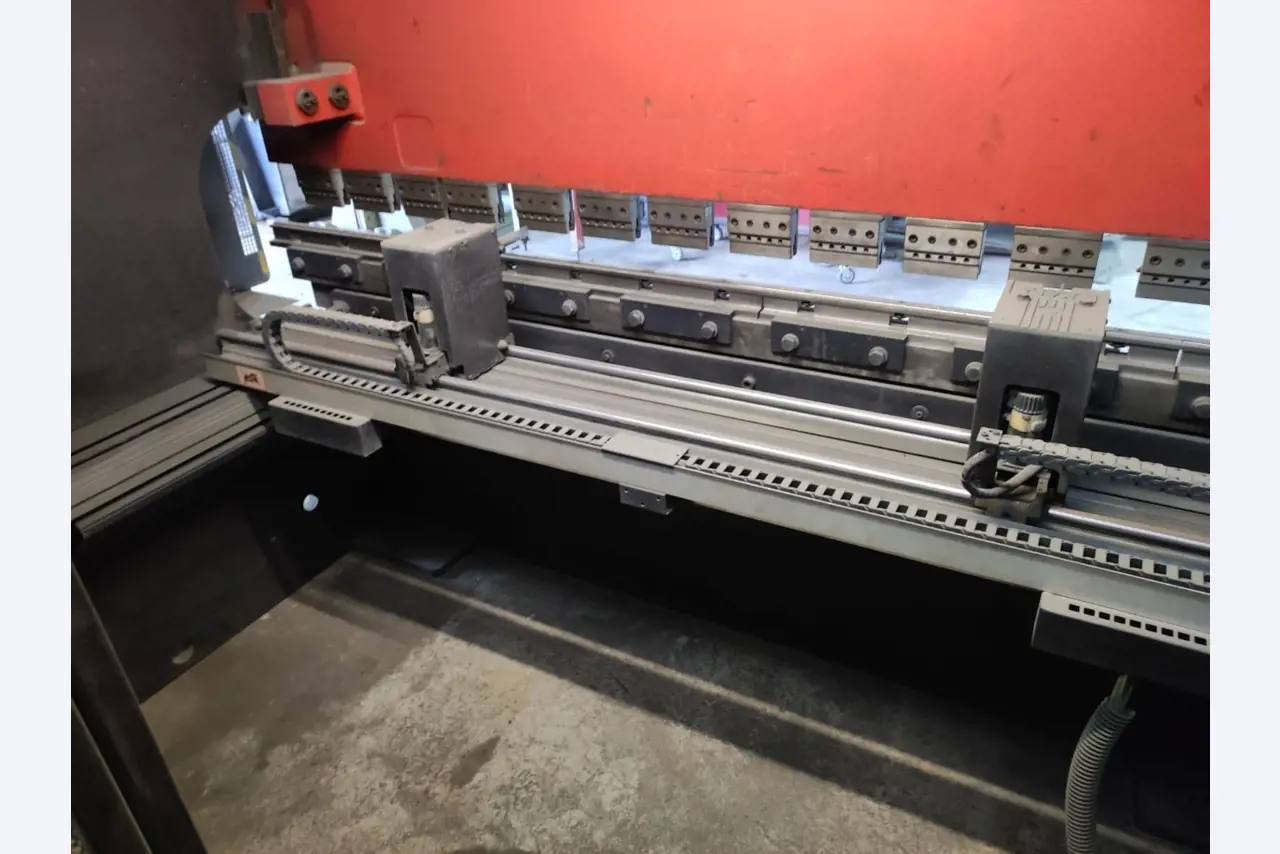 Stroji ter delavniška in pisarniška oprema, ki so na voljo.-5