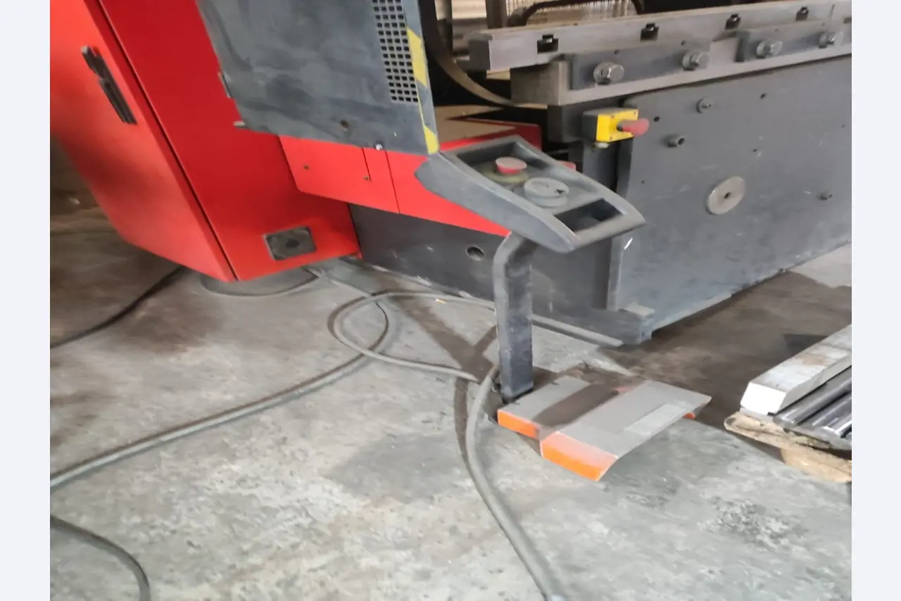 Stroji ter delavniška in pisarniška oprema, ki so na voljo.-8