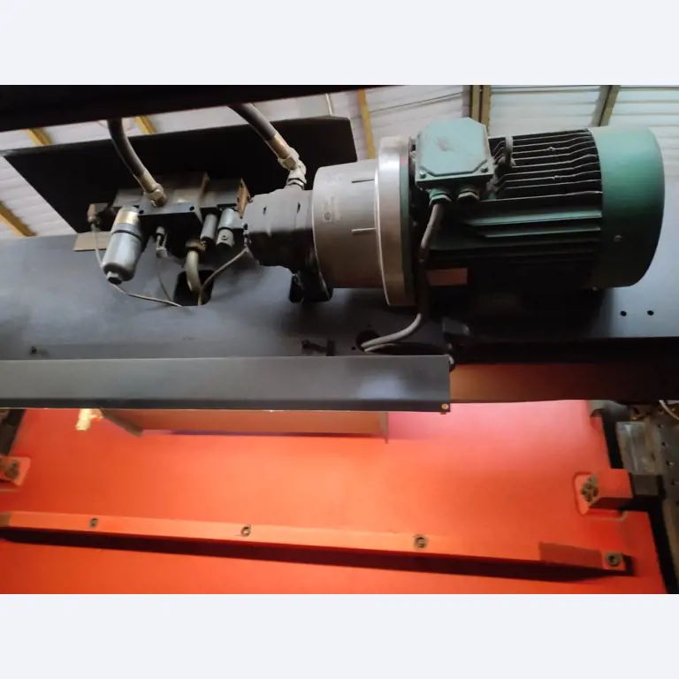 Stroji ter delavniška in pisarniška oprema, ki so na voljo.-9