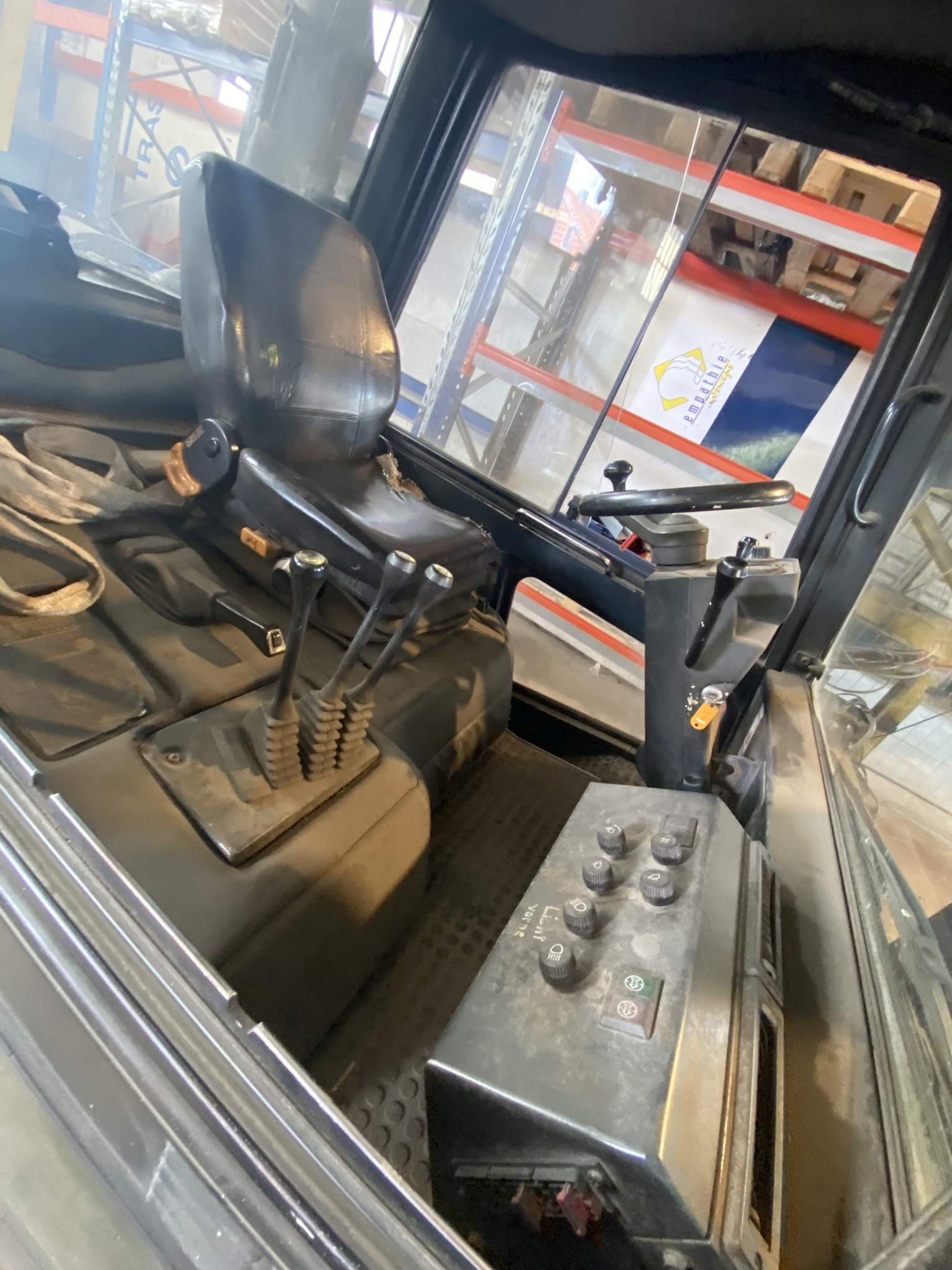 machines et équipements d'atelier et de bureau libérés-8