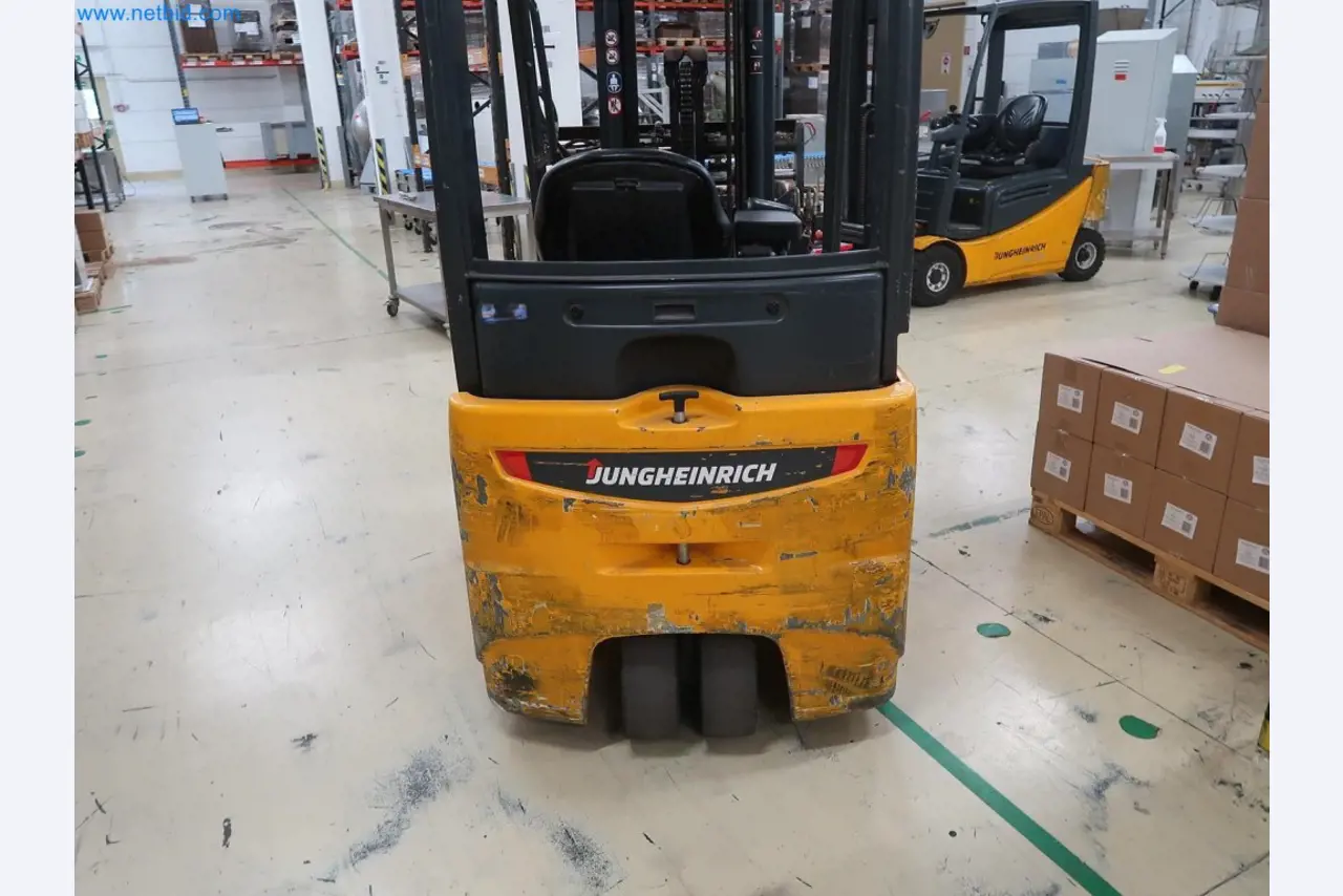 Installations de pesage, de remplissage et d'emballage bien entretenues, parc de machines, équipement industriel et commercial-2