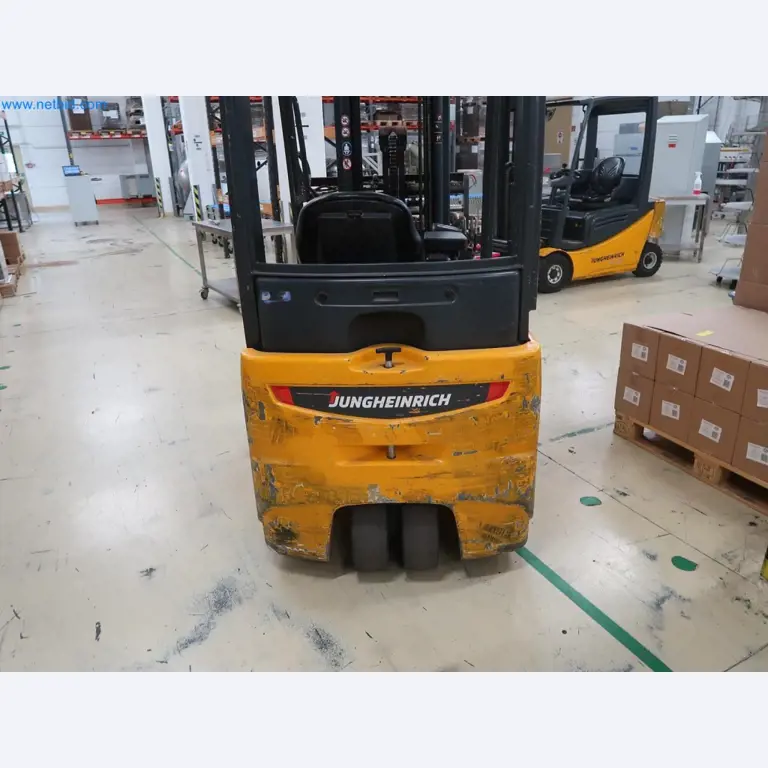 Installations de pesage, de remplissage et d'emballage bien entretenues, parc de machines, équipement industriel et commercial-2