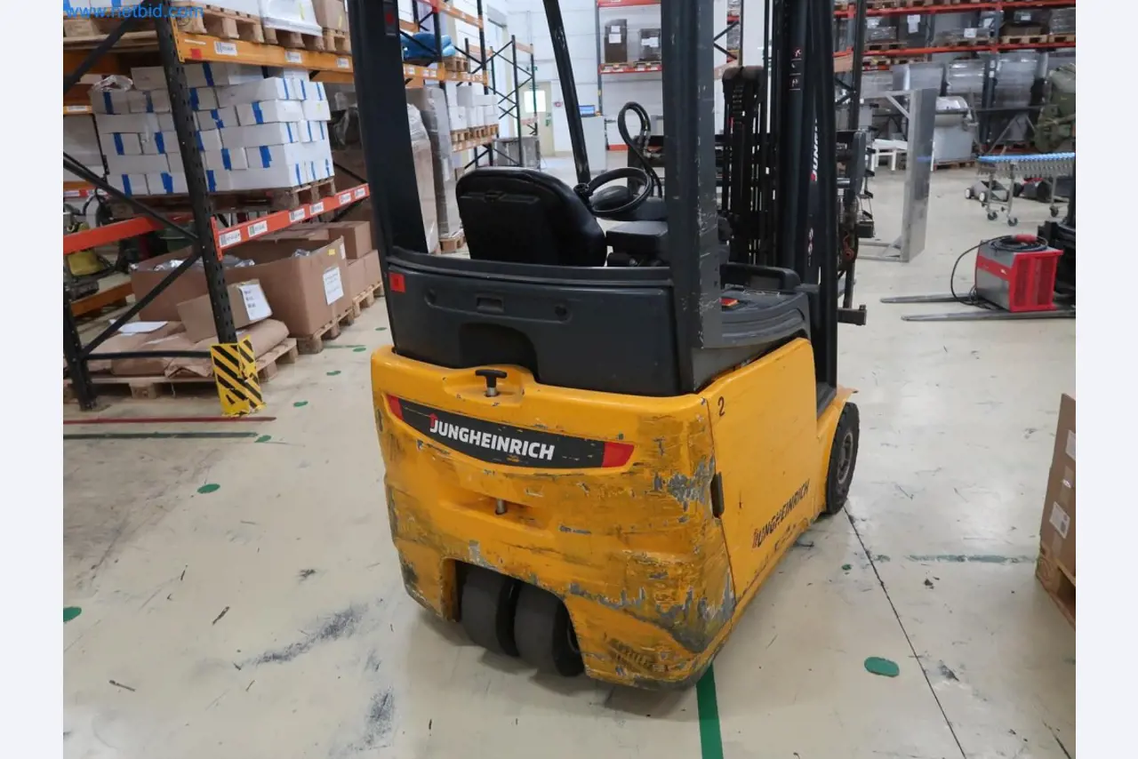 Installations de pesage, de remplissage et d'emballage bien entretenues, parc de machines, équipement industriel et commercial-3