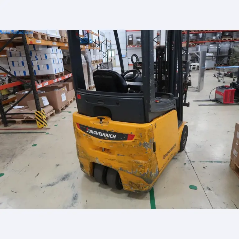 Installations de pesage, de remplissage et d'emballage bien entretenues, parc de machines, équipement industriel et commercial-3