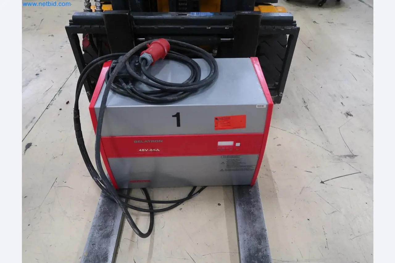 Installations de pesage, de remplissage et d'emballage bien entretenues, parc de machines, équipement industriel et commercial-4