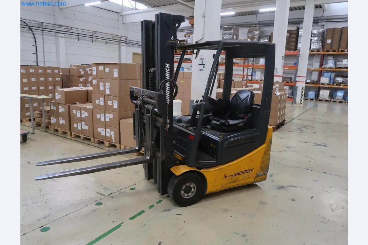 Installations de pesage, de remplissage et d'emballage bien entretenues, parc de machines, équipement industriel et commercial-1