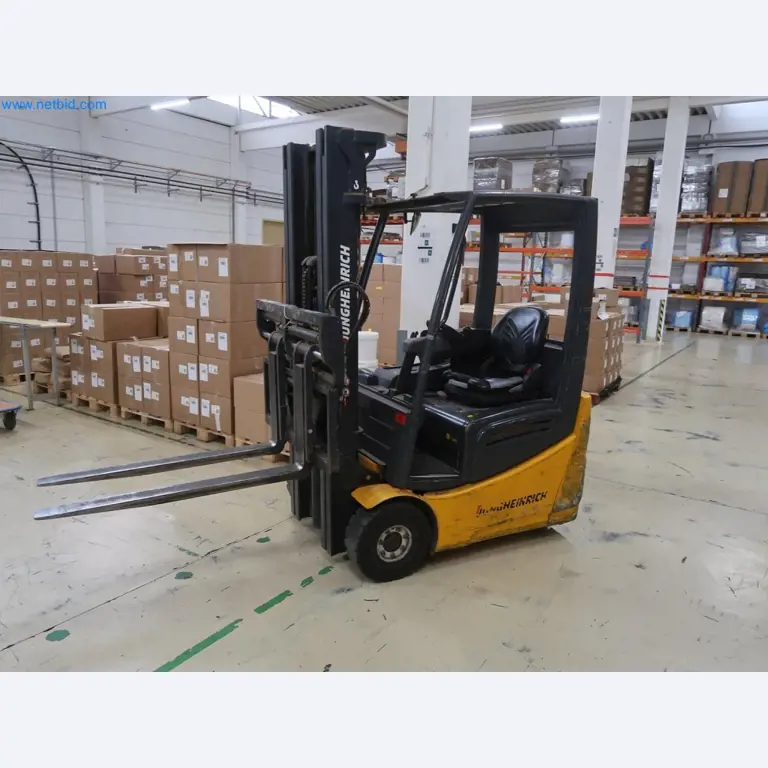 Installations de pesage, de remplissage et d'emballage bien entretenues, parc de machines, équipement industriel et commercial-1