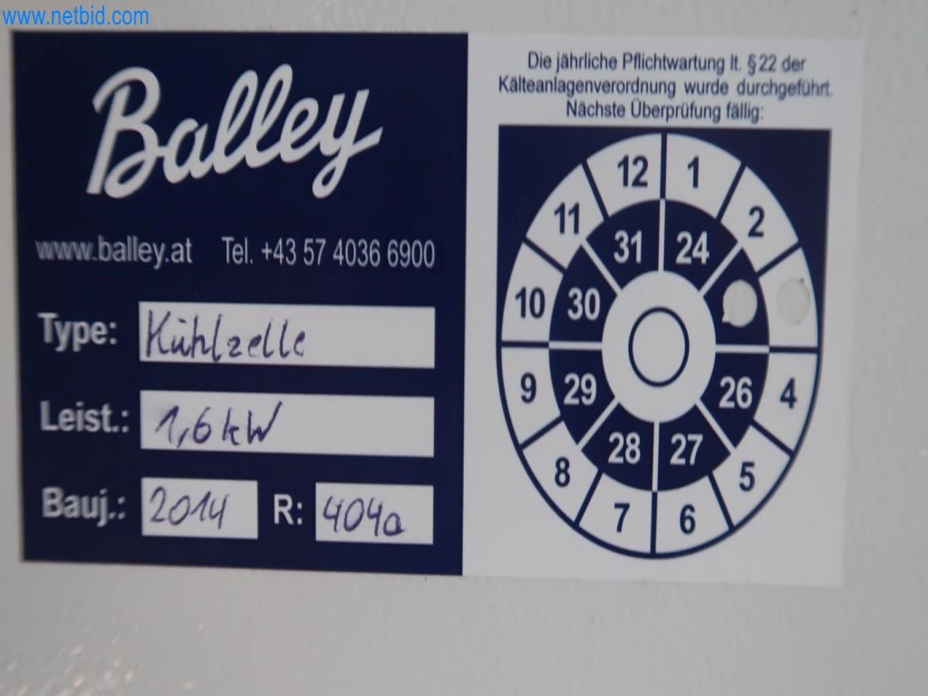 Installations de pesage, de remplissage et d'emballage bien entretenues, parc de machines, équipement industriel et commercial-2