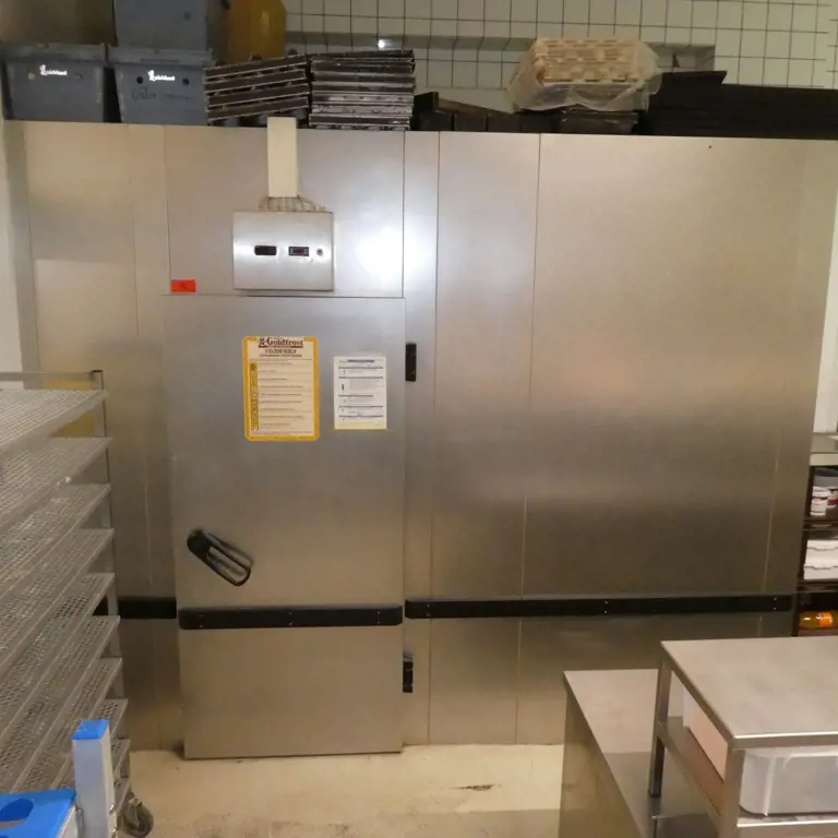 Cold storage and deep-freeze room