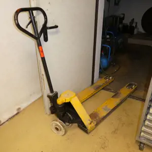 2 Pallet truck (later release)
