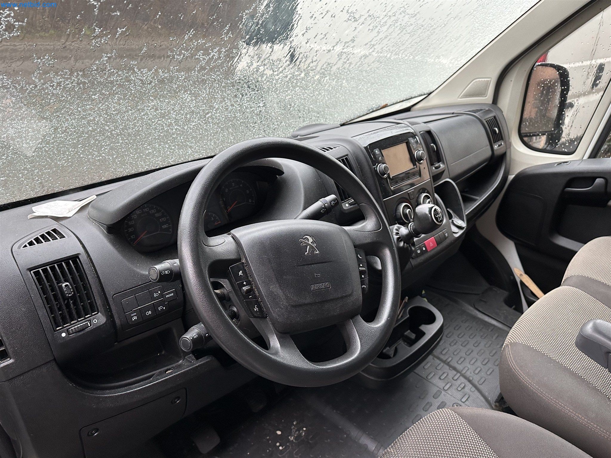 Equipamento operacional e de escritório de uma padaria-11