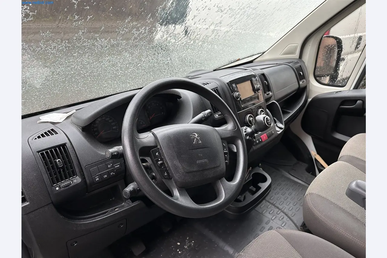 Equipamento operacional e de escritório de uma padaria-11