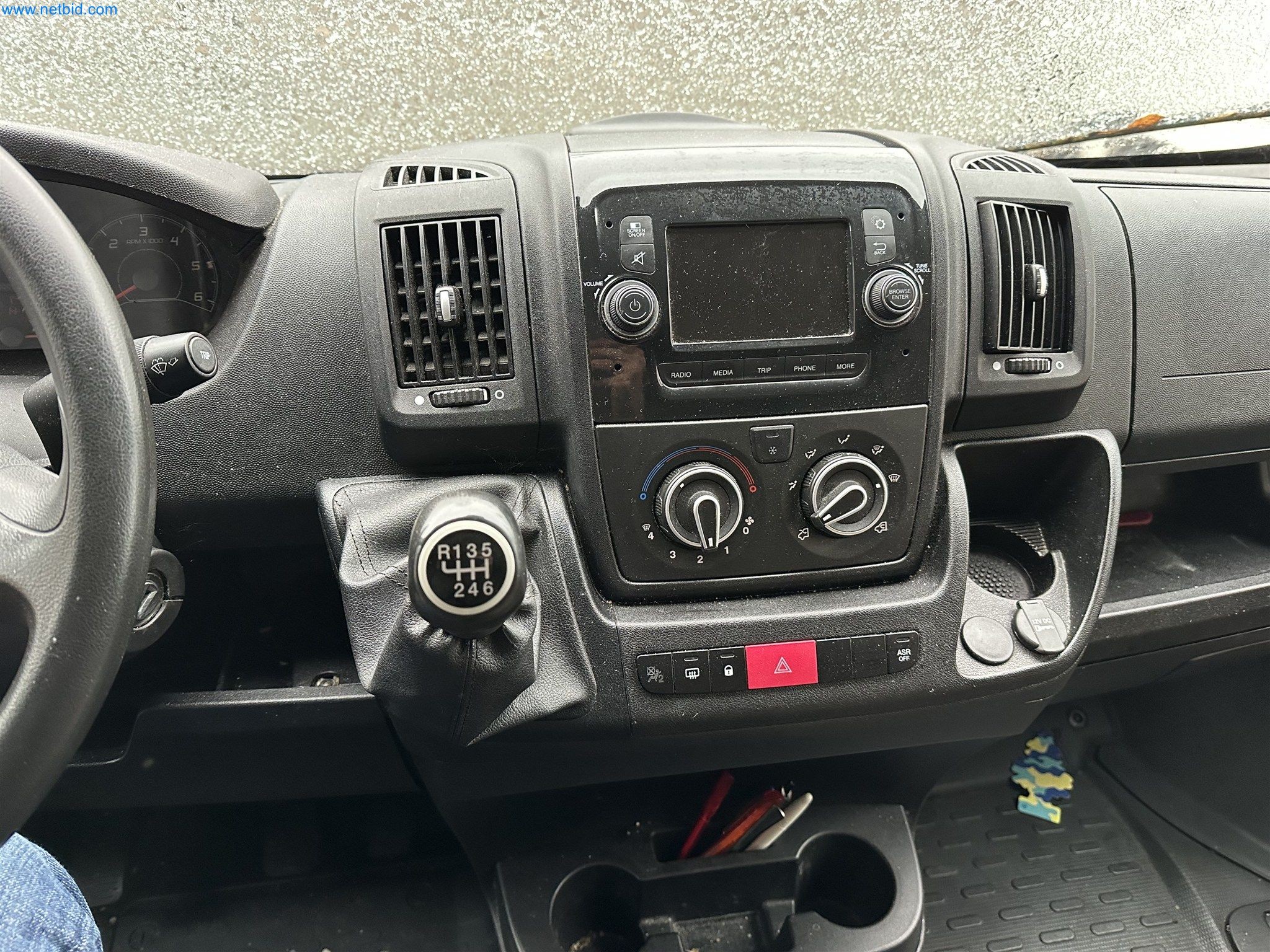 Equipamento operacional e de escritório de uma padaria-7