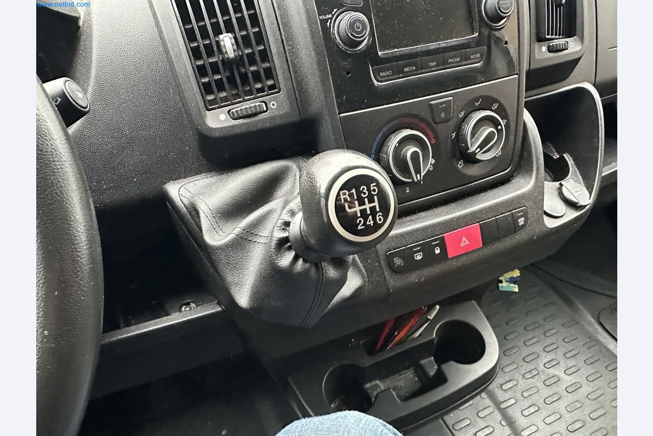 Equipamento operacional e de escritório de uma padaria-9