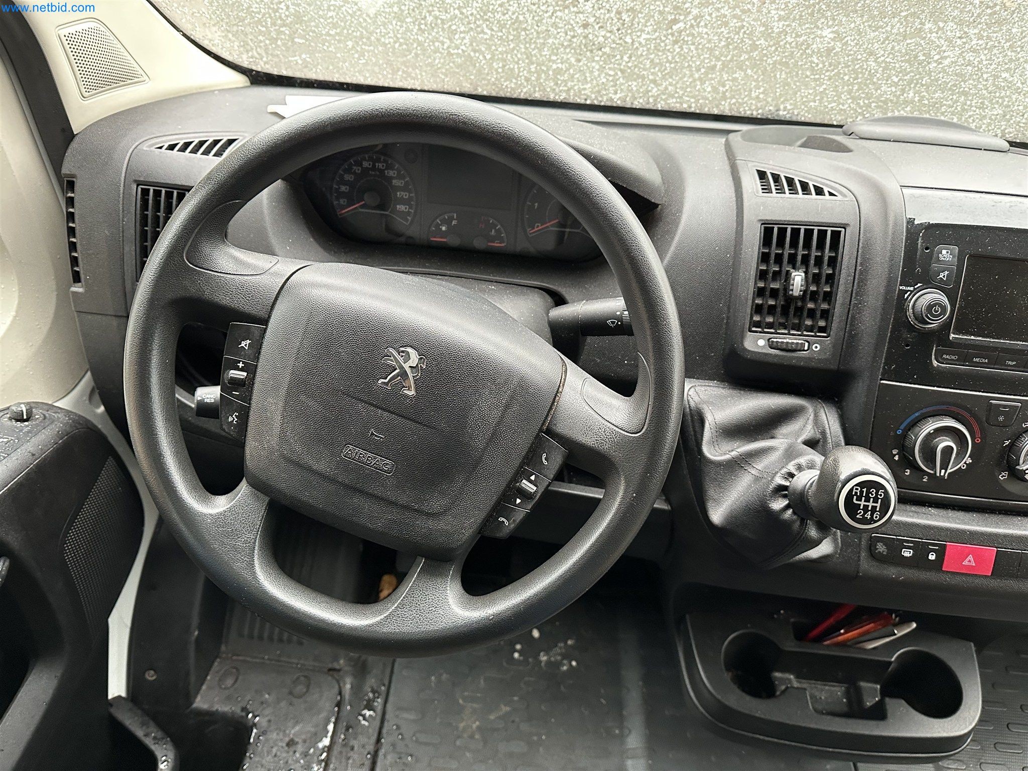 Equipamento operacional e de escritório de uma padaria-10