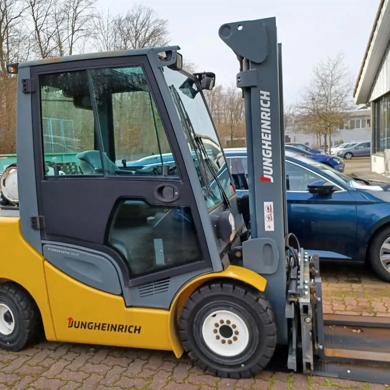 4-wheel gas forklift Jungheinrich TFG 425s