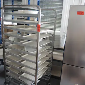 Tablettwagen (mit Inhalt)