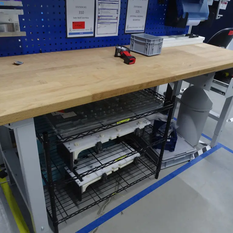 2 Arbeitsplätze (MP00102-Station 310-Sidewall Sub-Assy/Station-325-External Sidewa