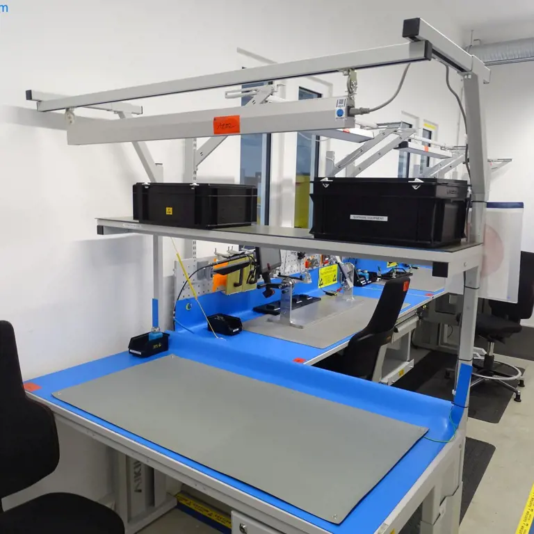 Montážní plocha pro baterie elektronických jednotek