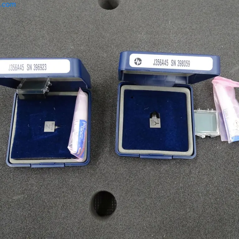 2 triaxiale Beschleunigungssensoren PCB Piezotronics J356A45