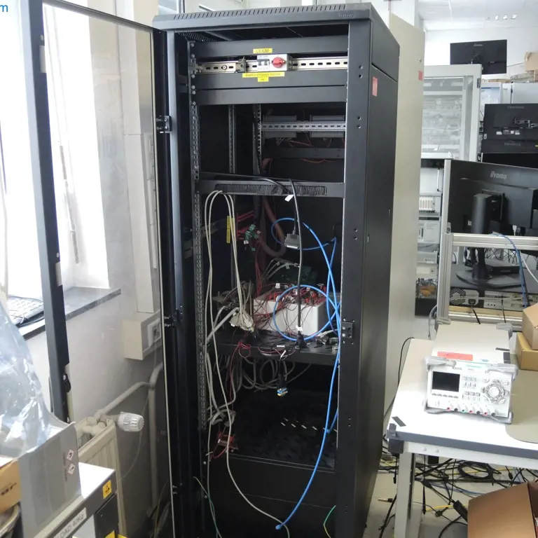 Mobilní serverová skříň Triton