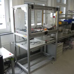 Bezpečnostní pracovní stůl (Fish Tank 1) (BEZ obsahu) J+K Profilsystem