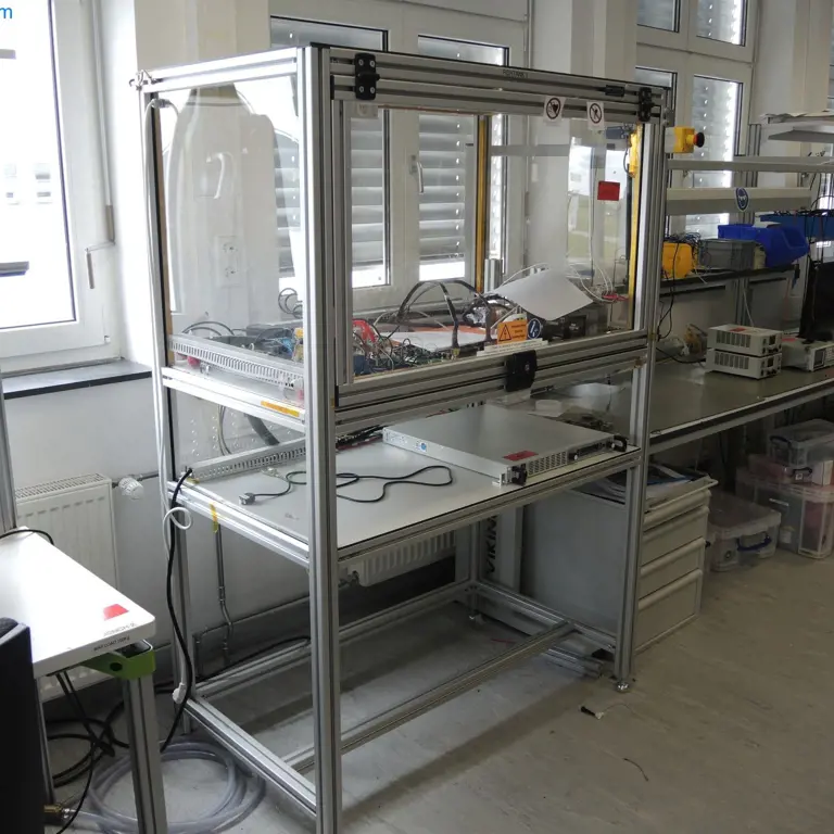 Bezpečnostní pracovní stůl (Fish Tank 1) (BEZ obsahu) J+K Profilsystem