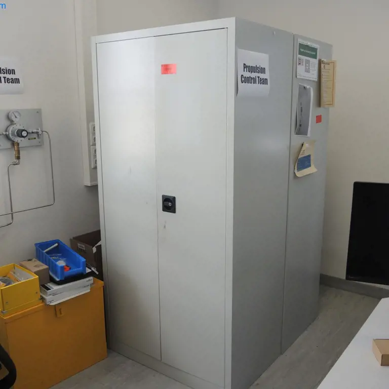 3 Mobilní pracovní stoly (BEZ dalších viditelných předmětů) (pozdější převzetí)