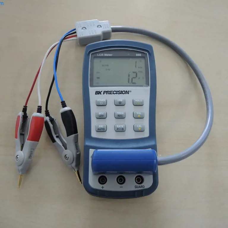 Ruční měřič LCR BK Precision 880