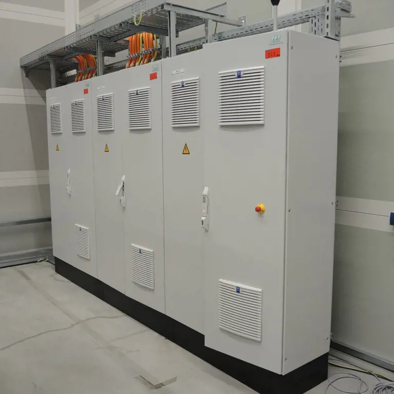 Stromversorgungsanlage "Main Cabinet MC3"/"High Voltage Measurement Cabinet HVMC3" (Zuschlag unter Vorbehalt)