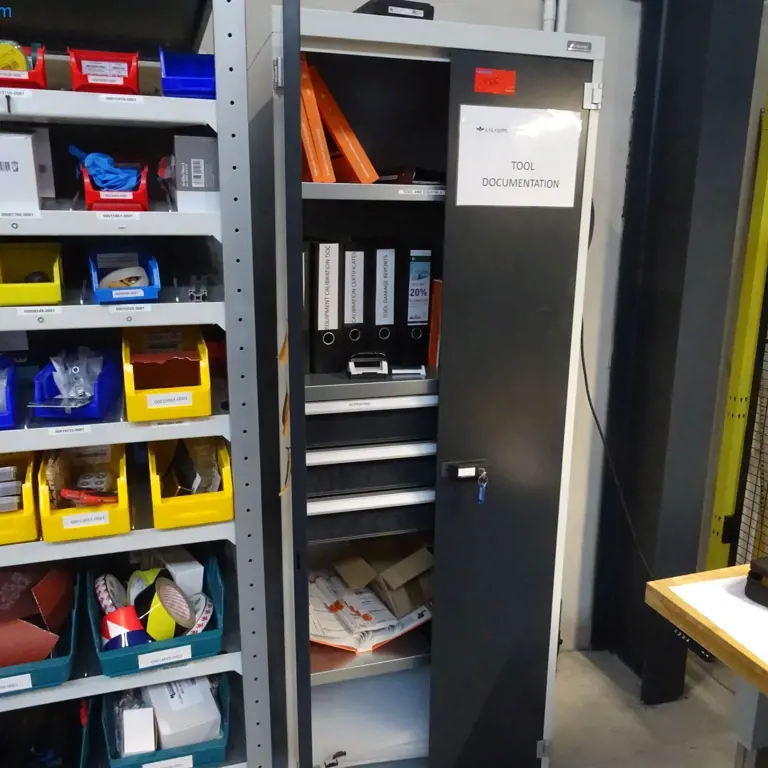 Pohištvo za delavnico (BREZ drugih vidnih predmetov) (BREZ vsebine)