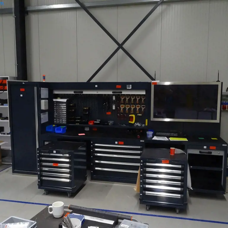 Werkbankzeile mit umfangreichem Werkzeugbestand Car Bench