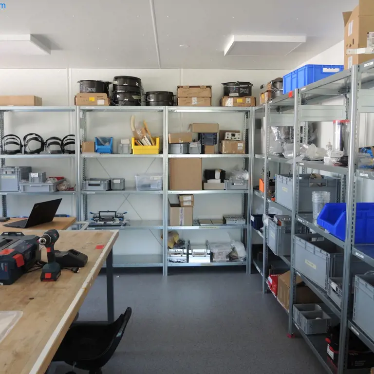 Vtični regali za elemente (razstavljeni na paletah)