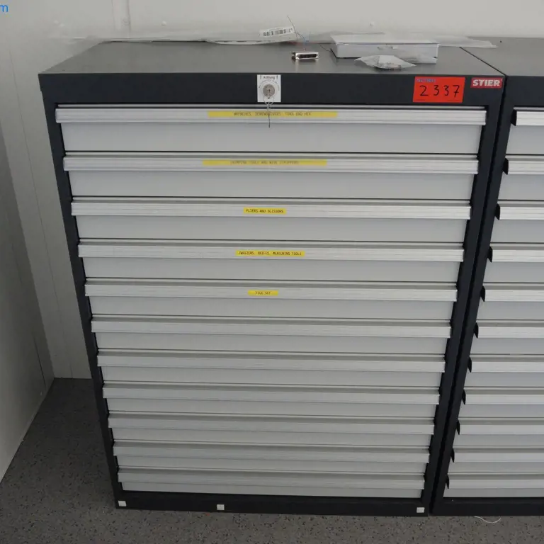 Teleskopska omara s predali (z vsebino) Stier