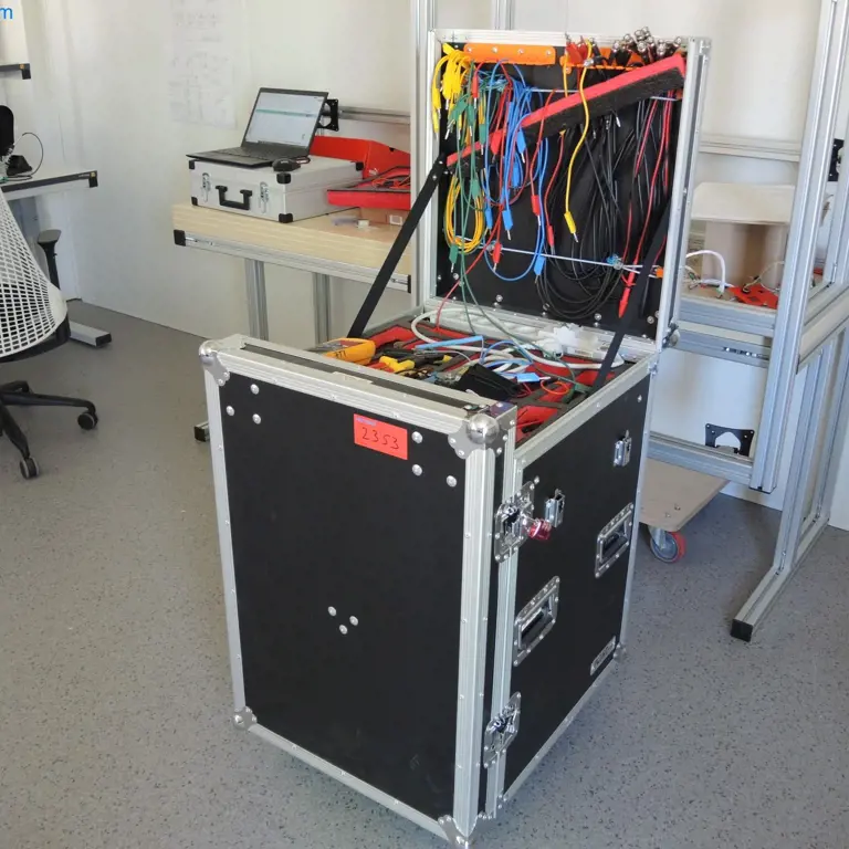 mobilni kovček za orodje (z vsebino / mobilni laboratorij)