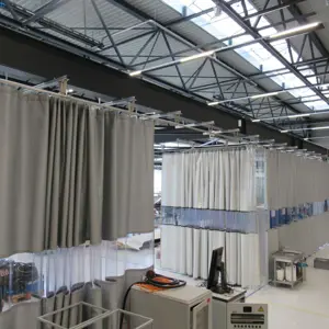 Stahlträger-Konstruktion mit Trennvorhängen u. 6x Medien-/Versorgungstrolleys