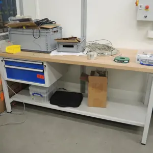 Pracovní stůl (BEZ dalších viditelných objektů) Kaiser + Kraft