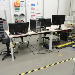 2 Stoly (BEZ dalších viditelných předmětů)