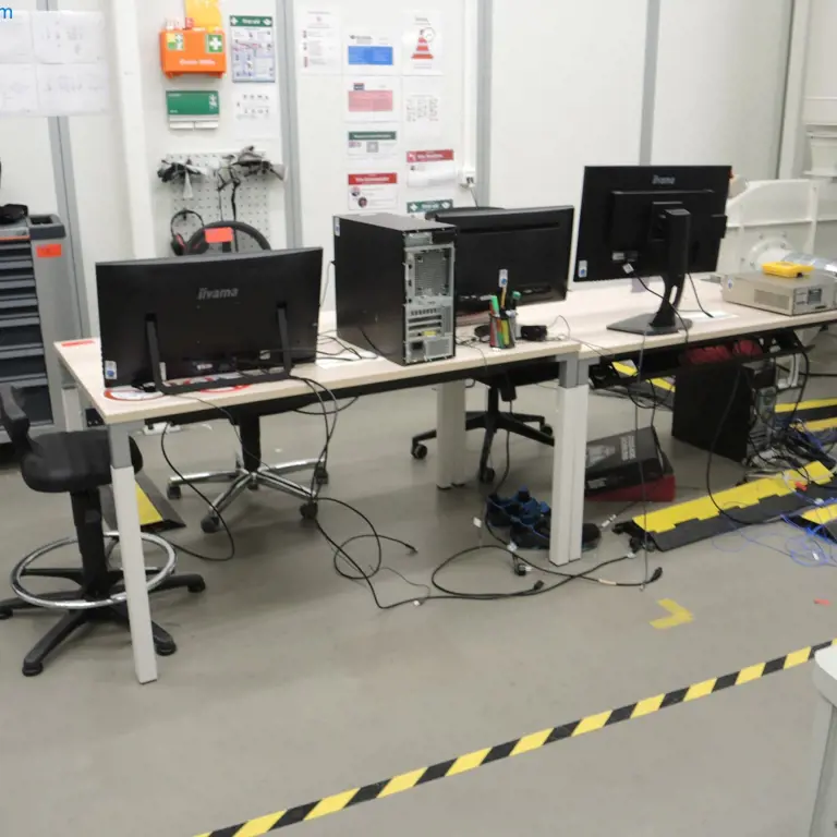 2 Stoly (BEZ dalších viditelných předmětů)