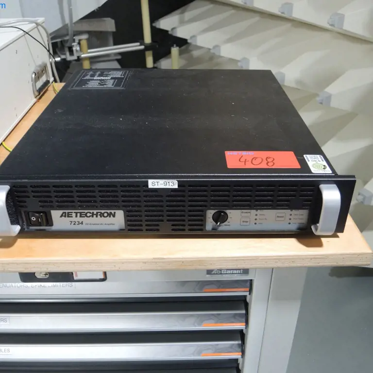 Versterker (ST-913) (TEX-EQT-913) (VOORGESCHIKT) AE Techron 7234 Linear Power Amplifier