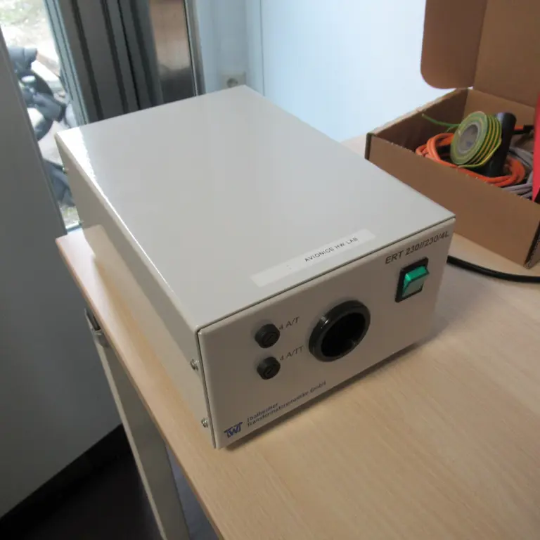 Laboratorijski izolacijski transformator Thalheimer ERT 230//230/4L