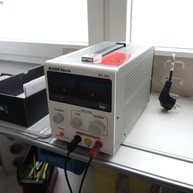 Laboratorní napájení Basetech BT-305